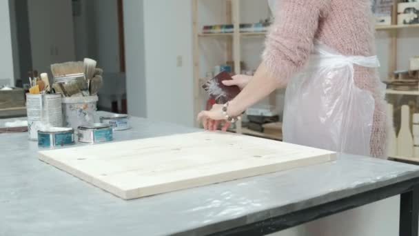 La mujer en el taller está trabajando en tablas de madera, creando un efecto de la antigüedad — Vídeo de stock