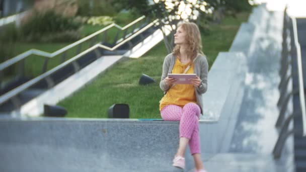 Joven mujer hipster está paseando en el centro de negocios del parque de la ciudad — Vídeos de Stock