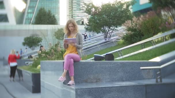 Fiatal csípő nő sétálnak, a városi park business centerben — Stock videók