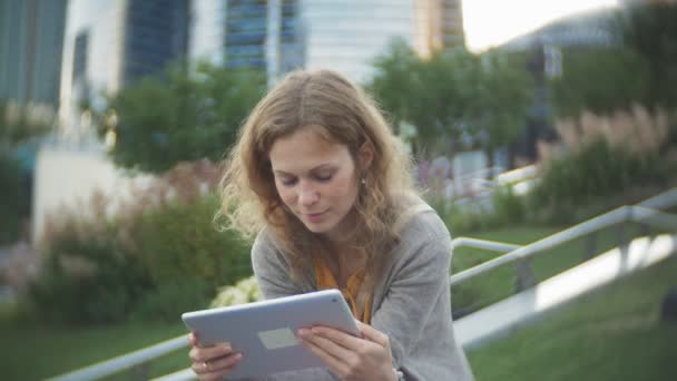 Young hipster woman is strolling in the city park business center — Stock Video