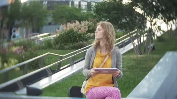 Jonge hipster vrouw is wandelen in het city park business center — Stockvideo