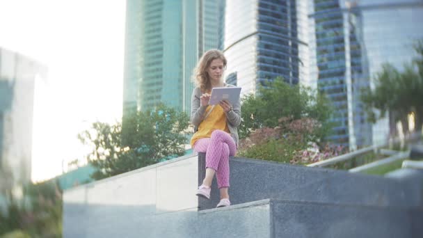 Jonge hipster vrouw is wandelen in het city park business center — Stockvideo