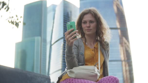 Joven mujer hipster está paseando en el centro de negocios del parque de la ciudad — Vídeos de Stock