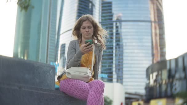 Giovane hipster donna sta passeggiando nel centro commerciale del parco della città — Video Stock