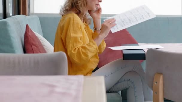 Mujer usando la pantalla táctil del teléfono inteligente en la cafetería — Vídeos de Stock