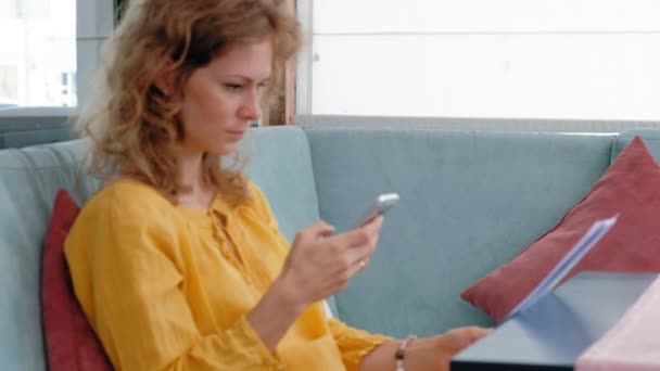 Frau bedient Smartphone-Touchscreen im Café — Stockvideo