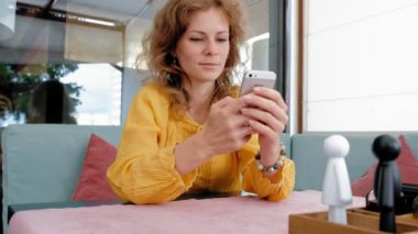 akıllı telefon dokunmatik ekran kafede kullanan kadın