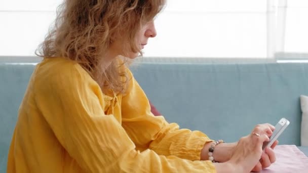 Woman using smartphone touchscreen in cafe — Stock Video