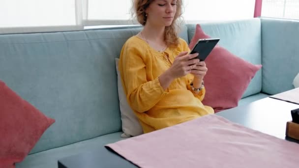 Femeie care utilizează ecran tactil tabletă în cafenea — Videoclip de stoc