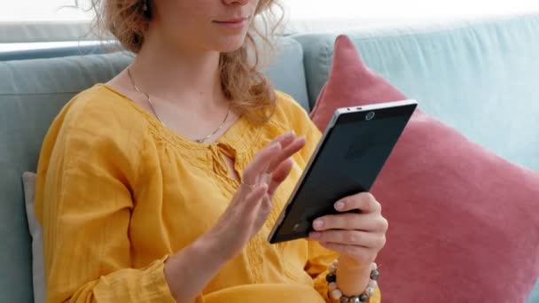 Mujer que utiliza la pantalla táctil de la tableta en la cafetería — Vídeos de Stock