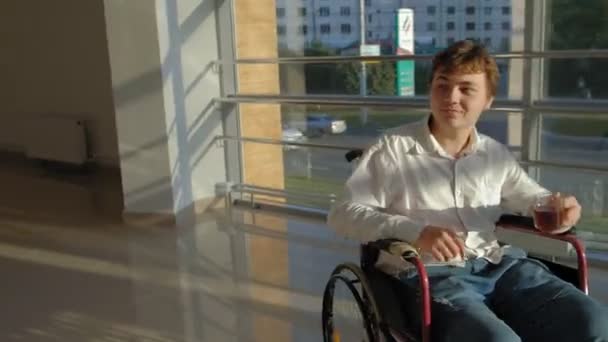 Hombre Negocios Discapacitado Una Silla Ruedas Una Ventana Con Una — Vídeos de Stock