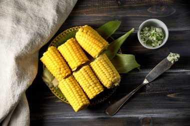 Lezzetli mısır koçanı sos ve vintage bir bıçak ile bir plaka üzerinde