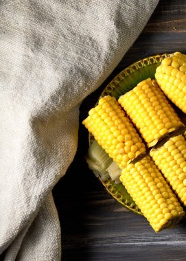 Lezzetli mısır koçanı sos ve vintage bir bıçak ile bir plaka üzerinde