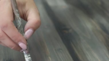 Atölye kadında ahşap kurullarında, antik bir efekt oluşturarak çalışıyor