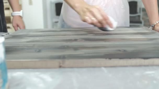 De vrouw in de werkplaats is bezig met houten planken, maken van een effect uit de oudheid — Stockvideo