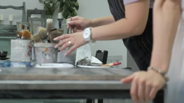 La mujer en el taller está trabajando en tablas de madera, creando un efecto de la antigüedad — Vídeos de Stock