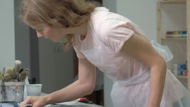 Žena v dílně pracuje na dřevěných desek, vytvářející efekt starověku — Stock video