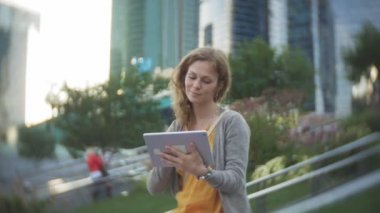 Genç hipster kadın şehir park iş merkezi içinde gezinme