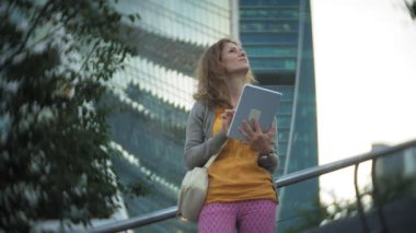 Genç hipster kadın şehir park iş merkezi içinde gezinme
