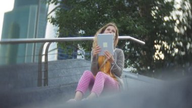 Genç hipster kadın şehir park iş merkezi içinde gezinme