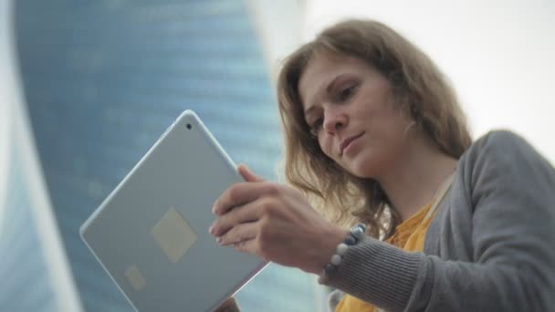 Joven mujer hipster está paseando en el centro de negocios del parque de la ciudad — Vídeos de Stock