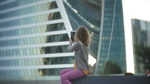年轻的时髦女人漫步在城市公园商务中心4K — 图库视频影像