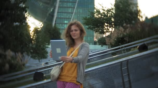 Jovem hipster mulher está passeando no centro de negócios do parque da cidade — Vídeo de Stock