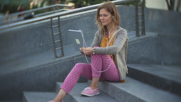 Hipster młoda kobieta to spacerując w centrum handlowym park — Wideo stockowe