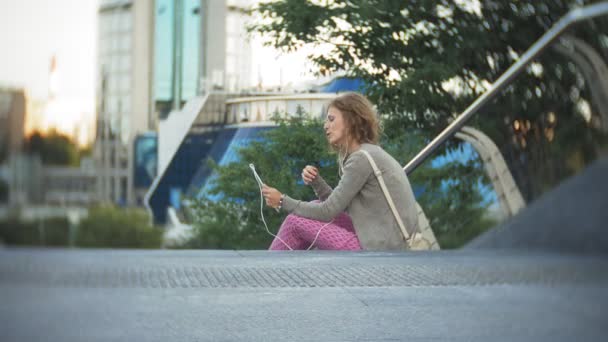 Unga hipster kvinna promenader i city park Businesscenter — Stockvideo