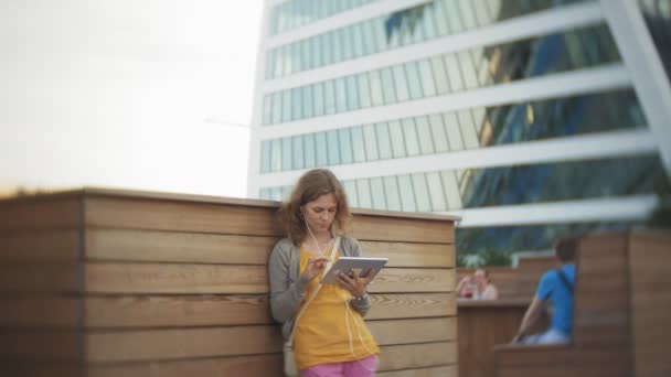 Jonge hipster vrouw is wandelen in het city park business center — Stockvideo