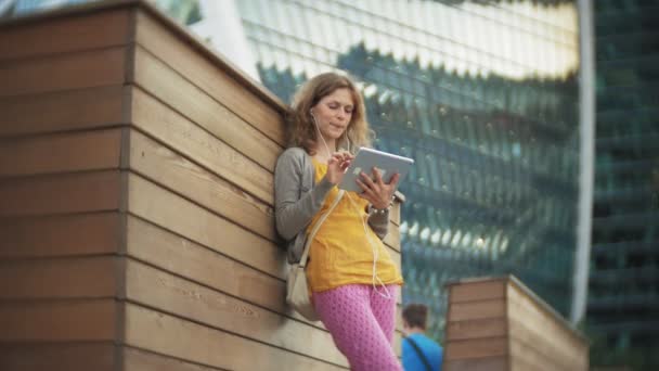 Unga hipster kvinna promenader i city park Businesscenter — Stockvideo