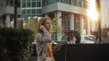 Genç hipster kadın şehir park iş merkezi içinde gezinme