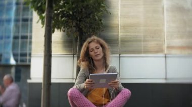 Genç hipster kadın şehir park iş merkezi içinde gezinme