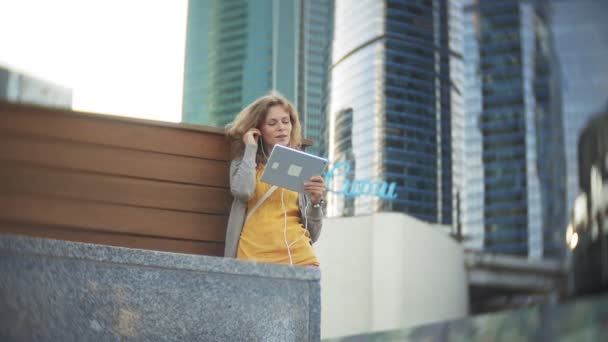 Jonge hipster vrouw is wandelen in het city park business center — Stockvideo