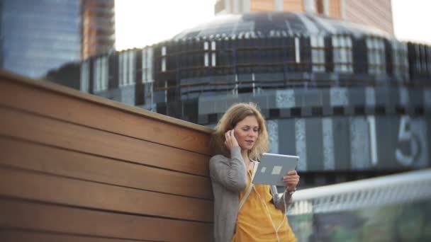 Jonge Hipster Vrouw Wandelen Het Park Business Centrum — Stockvideo