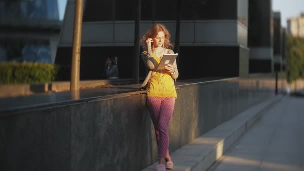 Hipster νεαρή γυναίκα μια βόλτα στο πάρκο πόλης επιχειρηματικό κέντρο — Αρχείο Βίντεο