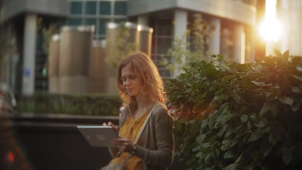 Joven mujer hipster está paseando en el centro de negocios del parque de la ciudad — Vídeos de Stock