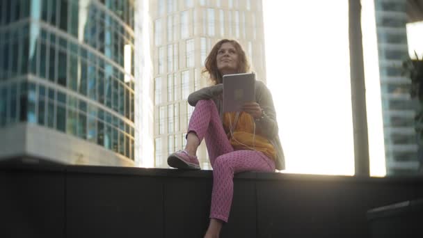 Young hipster woman is strolling in the city park business center — Stock Video