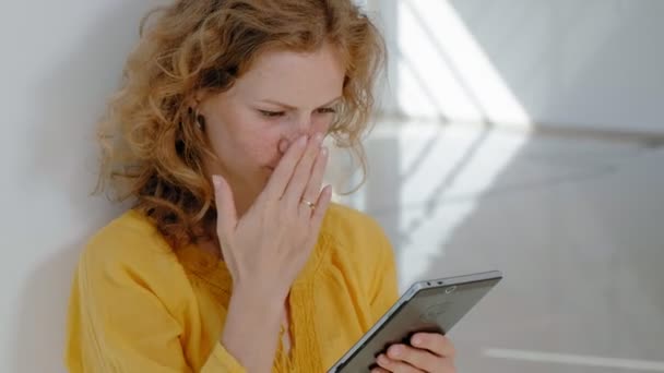 Mulher de negócios bonita nova, pela janela com uma tabuleta — Vídeo de Stock