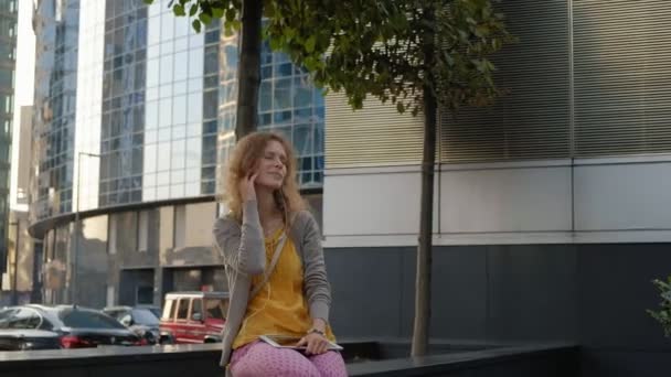 Jonge hipster vrouw is wandelen in het city park business center — Stockvideo