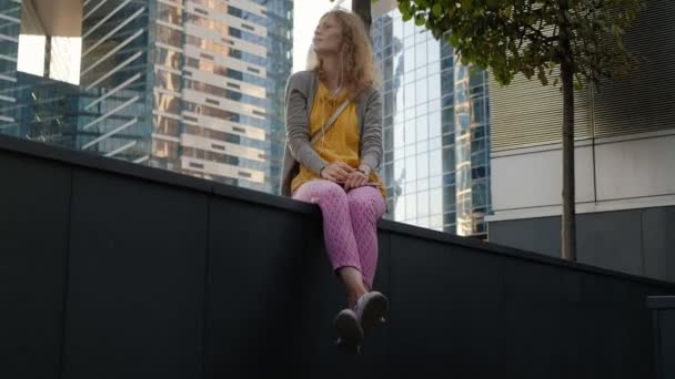 Genç hipster kadın şehir park iş merkezi içinde gezinme — Stok video