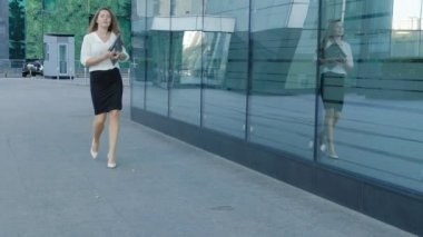 Genç iş kadını şehir park iş merkezi içinde gezinme