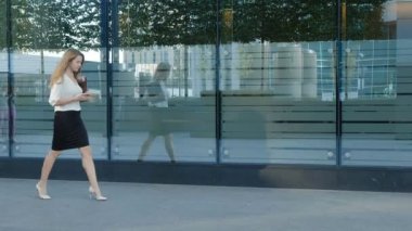 Genç iş kadını şehir park iş merkezi içinde gezinme