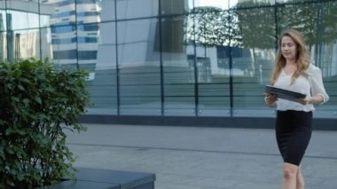 Genç iş kadını şehir park iş merkezi içinde gezinme