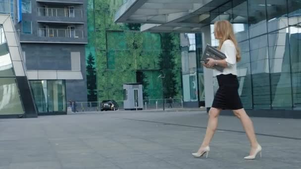 Ung affärskvinna promenader i city park Businesscenter — Stockvideo