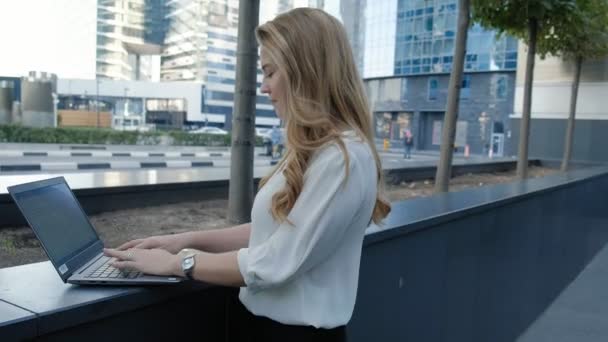 Mladá podnikatelka, pracovat na notebooku v obchodním centru city park — Stock video