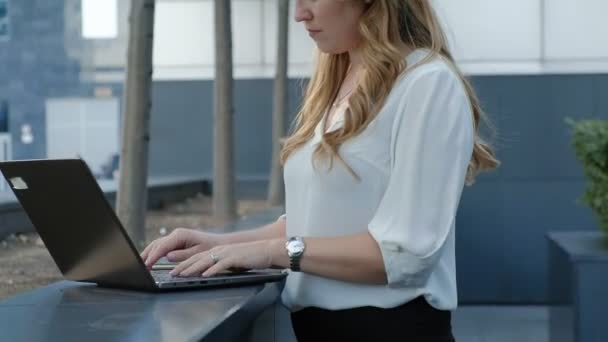 Giovane donna d'affari che lavora su laptop nel centro commerciale del parco cittadino — Video Stock