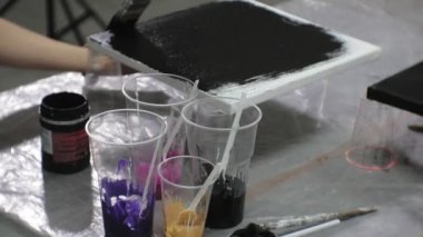 bir sanat stüdyosu kadınlarda boyalar mix ve tuval sanat sıvı tekniği üzerine çizmek