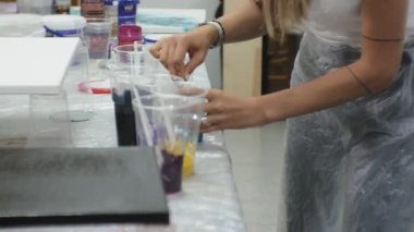 bir sanat stüdyosu kadınlarda boyalar mix ve tuval sanat sıvı tekniği üzerine çizmek