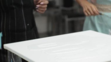 bir sanat stüdyosu kadınlarda boyalar mix ve tuval sanat sıvı tekniği üzerine çizmek